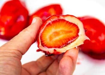 Anvisa proíbe glitter plástico em alimentos e muda a confeitaria no Brasil