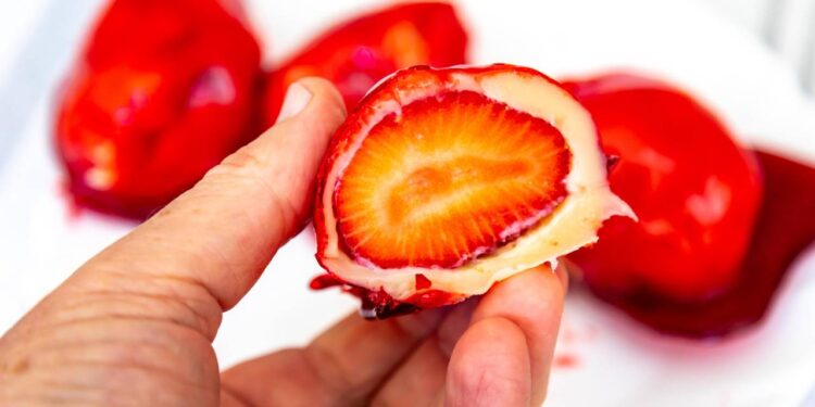 É o fim do morango do amor, Anvisa proíbe pó decorativo de doces em todo o Brasil