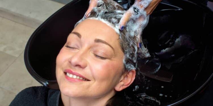 6 shampoos que ajudam o cabelo a crescer mais rápido e saudável e não pesam no bolso