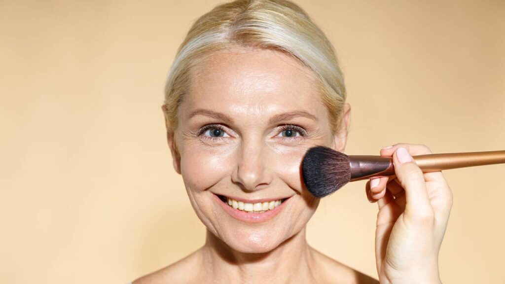 5 cores de batom que disfarçam a idade em mulheres 40 anos ou mais