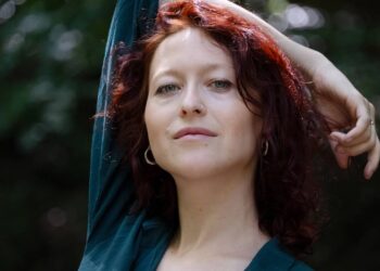 5 cores de cabelo para mulheres 50+ que vão fazer você sair do básico HOJE