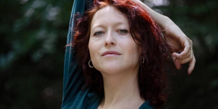 5 cores de cabelo para mulheres 50+ que vão fazer você sair do básico HOJE