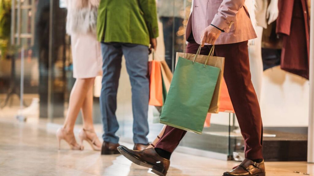 O motivo real que faz seguranças olharem primeiro para os sapato dos clientes