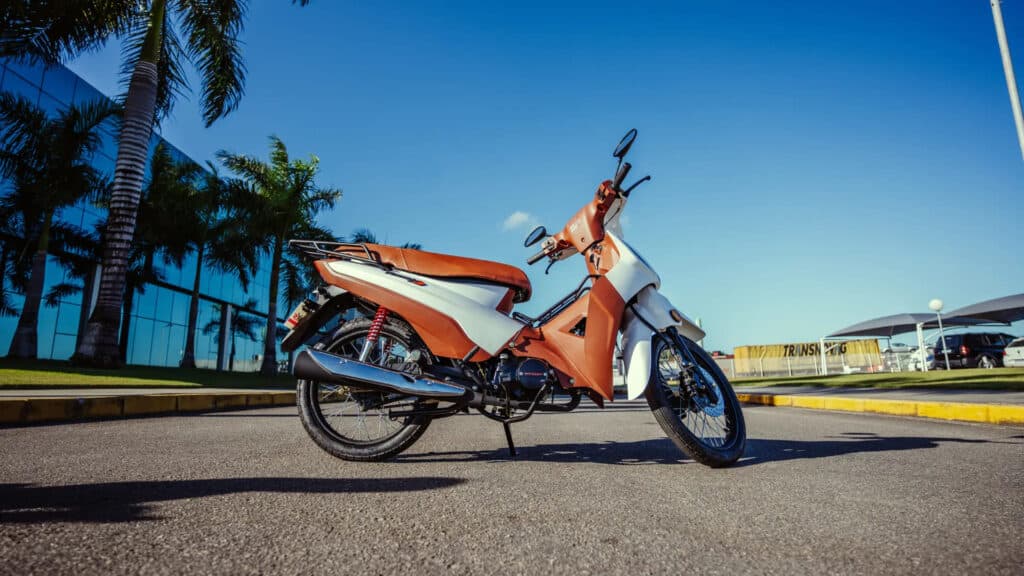 Moto que dispensa CNH chama atenção pelo preço baixo e pela praticidade no dia a dia