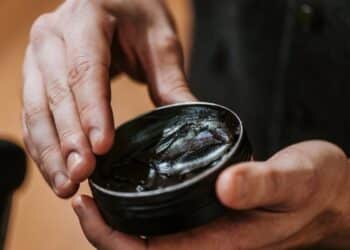 Marca famosa de pomadas para fixar cabelo é banida pela Anvisa