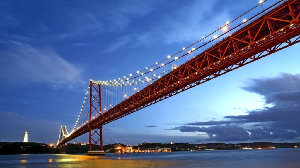 A engenharia por trás da Ponte 25 de Abril impressiona até hoje