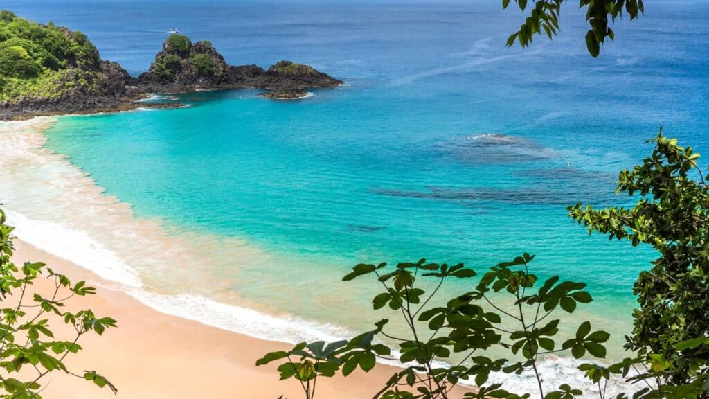 Praia brasileira é eleita a melhor do mundo e supera destinos famosos como Havaí e Caribe