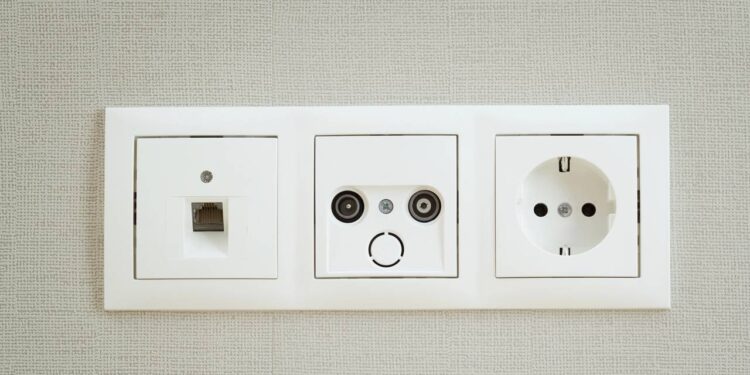 O poder das tomadas inteligentes no conforto e economia da sua casa