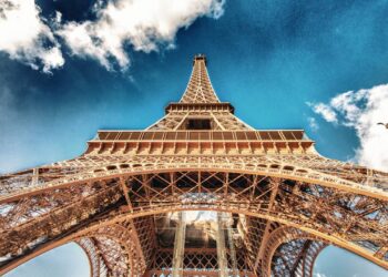 De marco da engenharia a símbolo do amor, essa torre tem 1.600 degraus até o topo