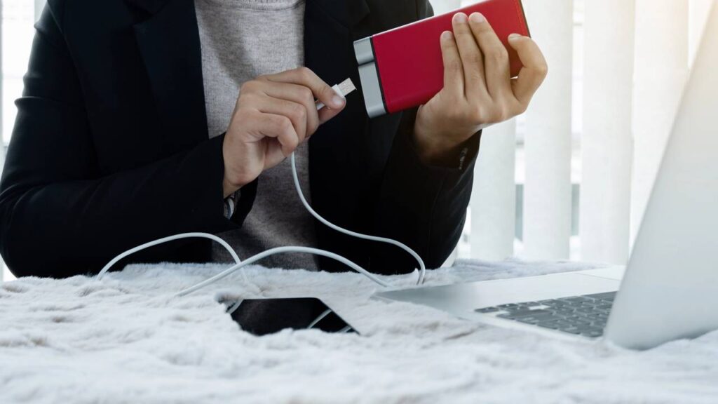 Os móveis inteligentes que carregam o celular enquanto você relaxa