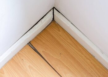 Como evitar que a poeira grude nos rodapés com um simples lenço de roupa