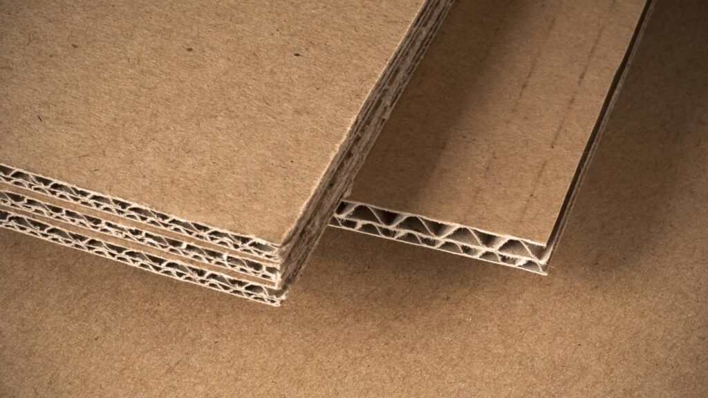 Transforme papelão reciclado em molduras lindas e criativas