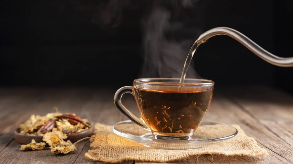 Criei uma mistura de ervas para um chá detox que me fez emagrecer e desintoxicar