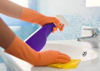 O desinfetante natural que você prepara com o que tem em casa e substitui produtos caros