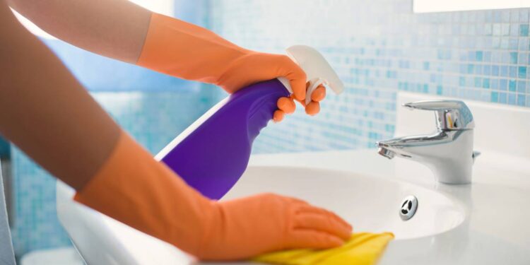O desinfetante natural que você prepara com o que tem em casa e substitui produtos caros