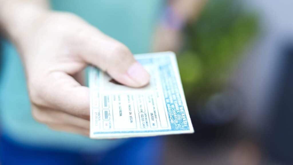 Motoristas com mais de 50 anos terão novas regras para renovação da CNH