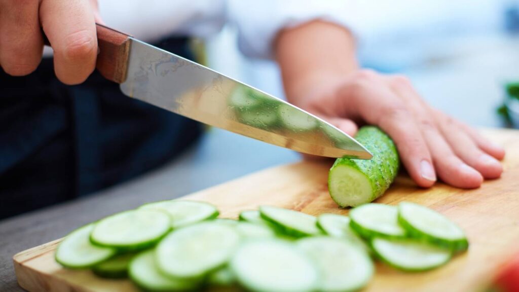 O truque simples que facilita cortar qualquer alimento na cozinha