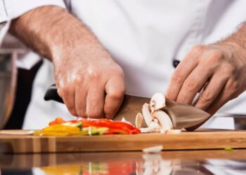 O truque simples que facilita cortar qualquer alimento na cozinha