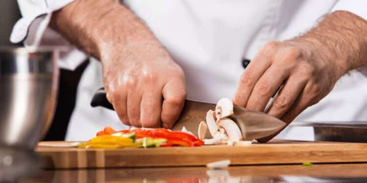 O truque simples que facilita cortar qualquer alimento na cozinha