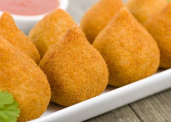 Prepare a coxinha perfeita - Créditos: depositphotos.com / paulbrighton