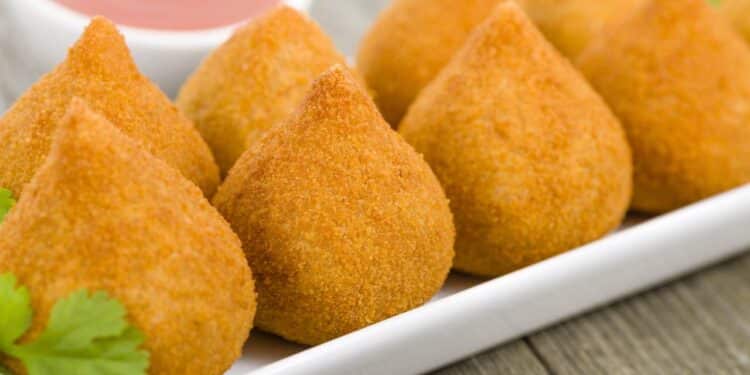 Prepare a coxinha perfeita - Créditos: depositphotos.com / paulbrighton