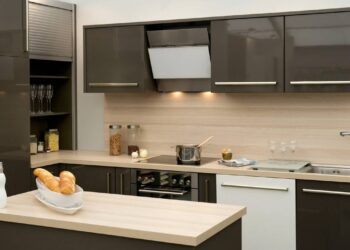 Um segredo simples que transforma cozinhas pequenas em ambientes funcionais. // Créditos: depositphotos.com / pixpack