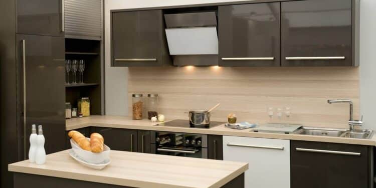 Um segredo simples que transforma cozinhas pequenas em ambientes funcionais. // Créditos: depositphotos.com / pixpack