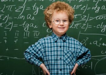 Criança estudiosa // Créditos: depositphotos.com / HayDmitriy