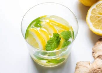 Chá detox ajuda a eliminar toxinas, favorece a digestão e estimula o metabolismo naturalmente. // Créditos: depositphotos.com / VadimVasenin