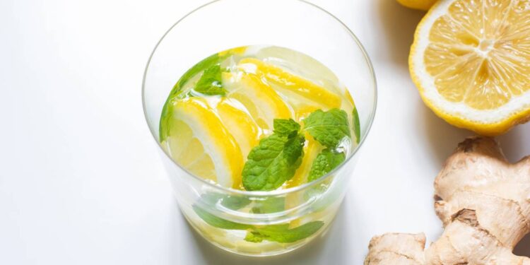 Chá detox ajuda a eliminar toxinas, favorece a digestão e estimula o metabolismo naturalmente. // Créditos: depositphotos.com / VadimVasenin