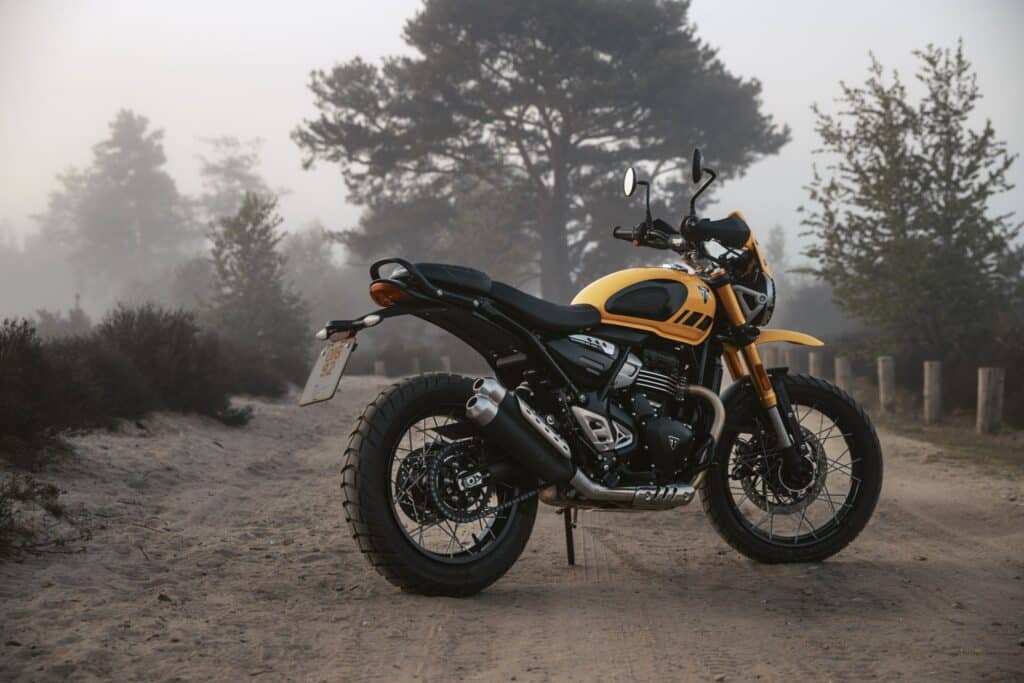 Detalhes robustos e rodas raiadas: a Scrambler 400 XC é pura inspiração off-road - Créditos: Divulgação