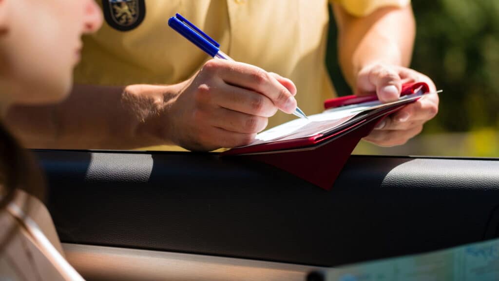 Nova lei prevê multa para quem dirigir carro automático sem habilitação