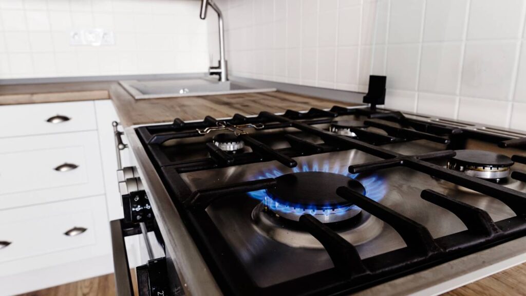 O truque perfeito para deixar seu fogão brilhoso e sem manchas de gordura em minutos