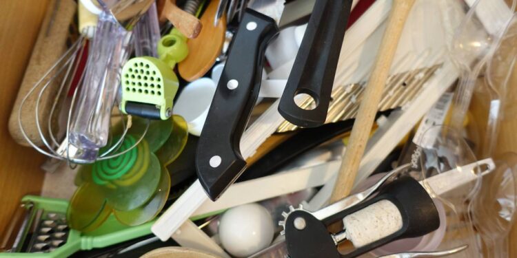 O truque na cozinha que deixa suas gavetas organizadas em minutos