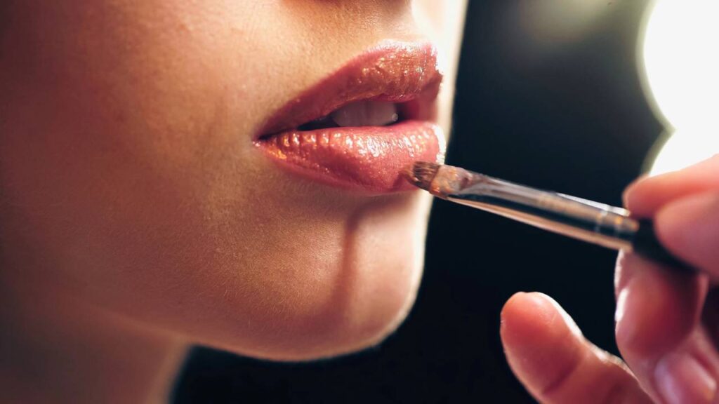 Aplicando gloss nos lábios