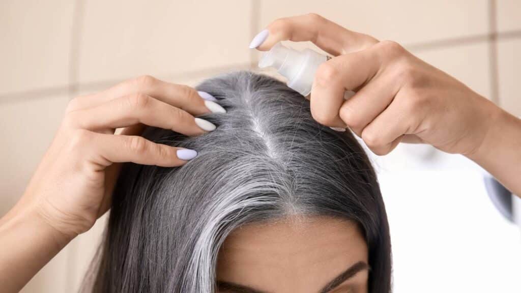 Dê adeus aos fios brancos: veja o top 4 de shampoos tonalizantes para cobrir a raiz em casa