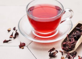 O chá que rejuvenesce a pele, ajuda a emagrecer e deixa o cabelo brilhoso