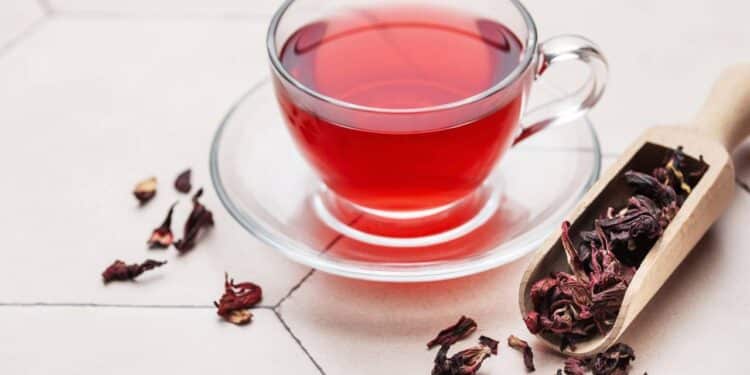 O chá que rejuvenesce a pele, ajuda a emagrecer e deixa o cabelo brilhoso