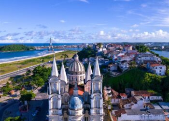 Cidade da Bahia abriga uma das praias mais famosas e deslumbrantes do Brasil