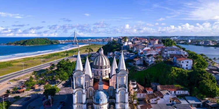 Cidade da Bahia abriga uma das praias mais famosas e deslumbrantes do Brasil