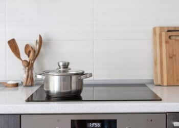 Panela de inox em fogão de indução (Créditos: depositphotos.com / brizmaker)