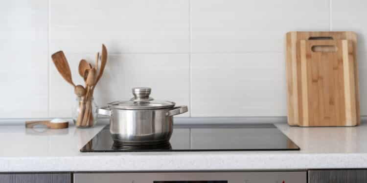 Panela de inox em fogão de indução (Créditos: depositphotos.com / brizmaker)