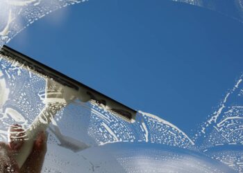 As técnicas dos vidraceiros para limpar janelas em minutos