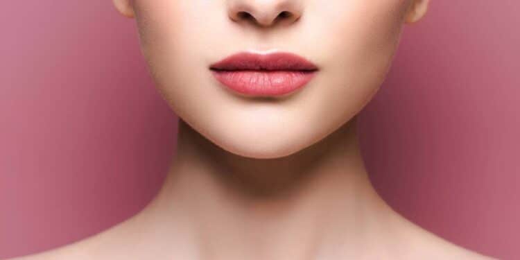 O batom natural com hibisco e beterraba que deixa a boca vermelhinha