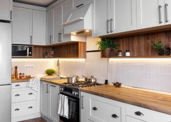 A nova tendência que troca azulejos por uma cozinha mais moderna
