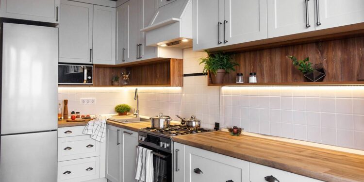 A nova tendência que troca azulejos por uma cozinha mais moderna