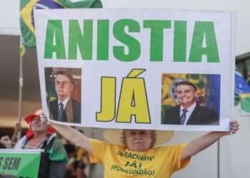 Aliados do ex-presidente Jair Bolsonaro (PL) realizaram uma caminhada em Brasília, em 7 de outubro de 2025, para solicitar anistia aos presos e condenados pelos atos de 8 de janeiro de 2023
