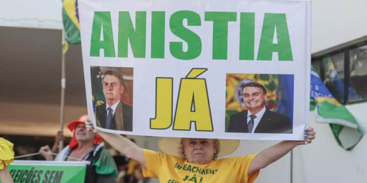 Aliados do ex-presidente Jair Bolsonaro (PL) realizaram uma caminhada em Brasília, em 7 de outubro de 2025, para solicitar anistia aos presos e condenados pelos atos de 8 de janeiro de 2023