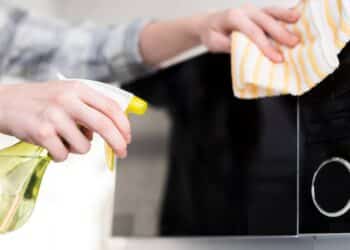 O que usar no micro-ondas para tirar manchas e mau cheiro de vez