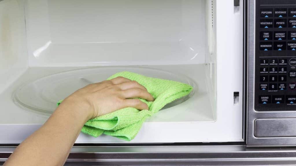 O que usar no micro-ondas para tirar manchas e mau cheiro de vez